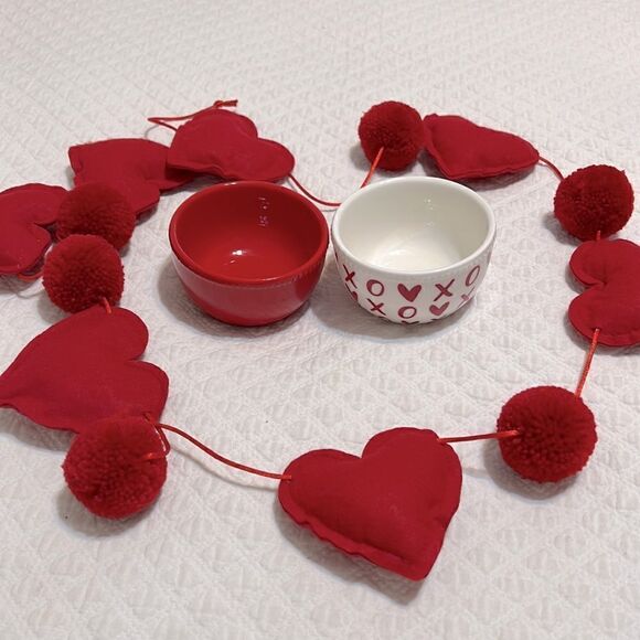 Set of Two Small Ceramic Valentine/Heart Bowls - Picture 1 of 3